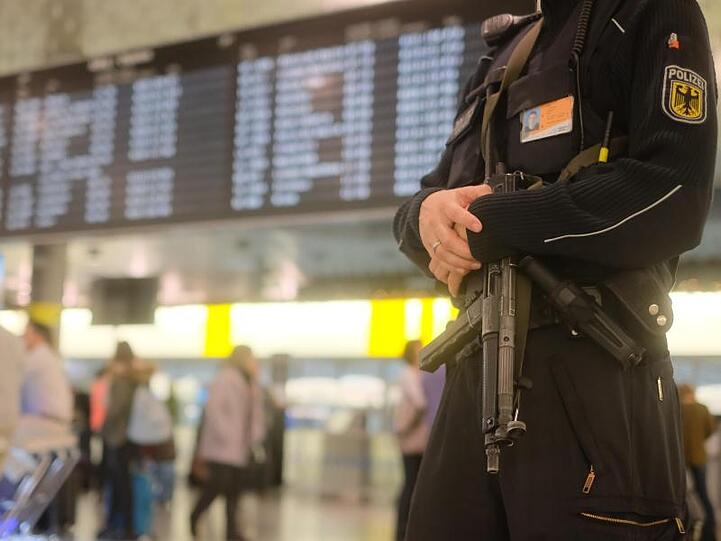 Ein Bundespolizist steht auf dem Flughafen Hannover.
