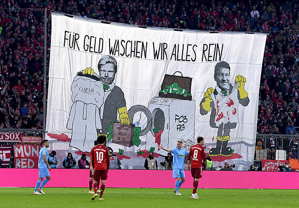 Dieses große Protestbanner zeigten die Bayern-Ultras kurz nach Wiederanpfiff.