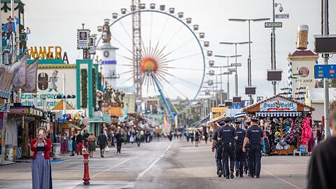 Eine Streife der Wiesnwache bei einem Rundgang über das Festgelände im vergangenen Jahr.