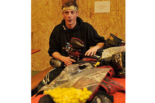 Unternehmer Stefan Gruse mit Paintball-Ausrüstung: Eine Maske ist Pflicht, Tarnkleidung und Kriegsspiele sind verboten.