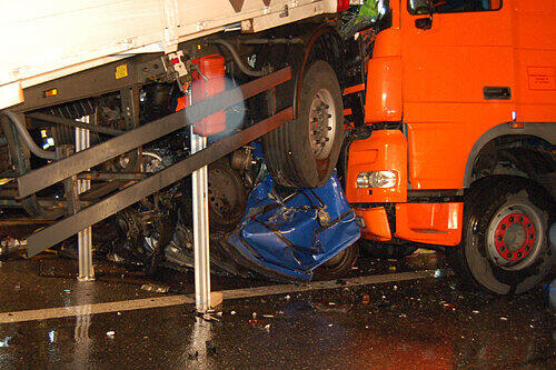 Nur noch ein Blechknäuel war unter dem Lkw zu erkennen.