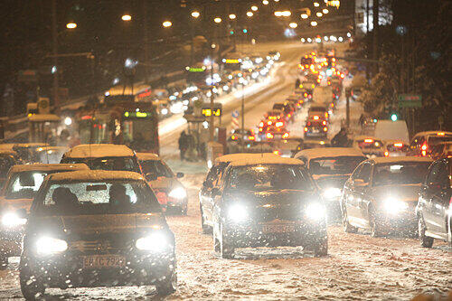 An Steigungen wie am Neutorgraben waren viele Autos und ihre Fahrer mit der Schneesituation überfordert.