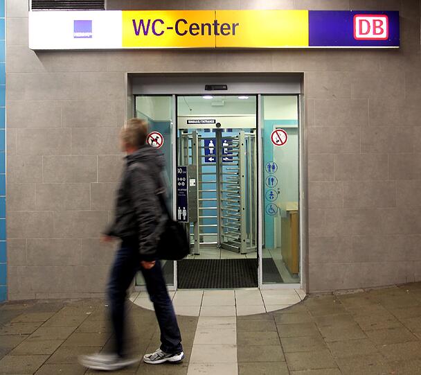 Alles nur erfunden: Auf dieser Toilettenanlage am Ostbahnhof soll die Vergewaltigung stattgefunden haben. In Wirklichkeit hatte die junge Frau Sex mit einem "Kumpel" ihres Freunden.