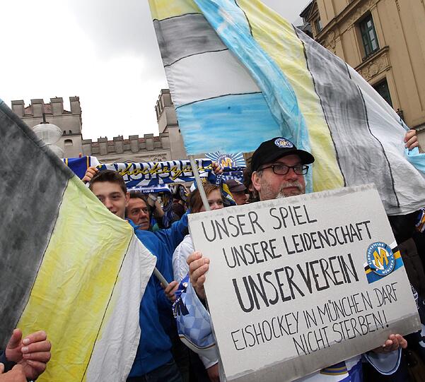 Eine große Familie: Die kleinen und großen Fans des EHC München wollen das Aus nicht akzeptieren.