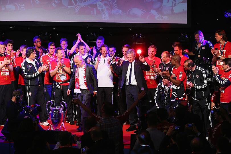 Die Kür nach dem Triumph. Das Bankett der Bayern im Londoner Hotel Grosvenor House London wird zur Mega-Party.