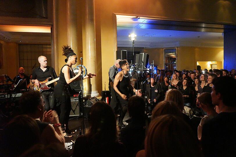 Jeni Williams und Black Bohemia spielten zur Langen Nacht der Musik im Atrium im Hotel Bayerischer Hof.