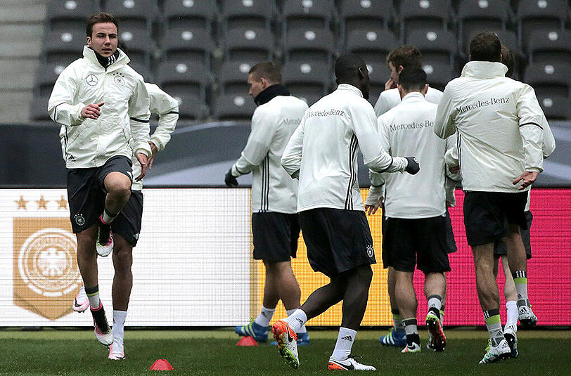 Mario Götze im DFB-Training in Berlin: Am Karfreitag gegen England ist er Reservist, am Ostermontag in München gegen Italien darf er von Beginn an ran.