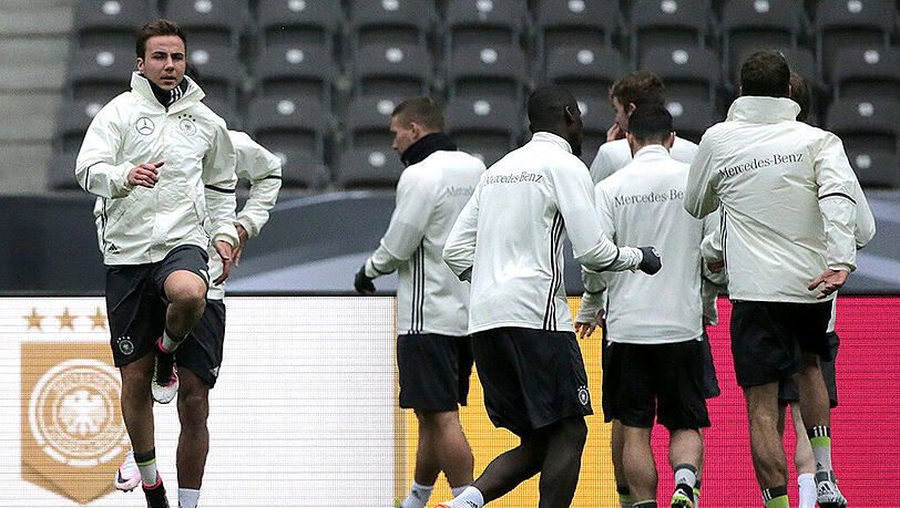 Mario Götze im DFB-Training in Berlin: Am Karfreitag gegen England ist er Reservist, am Ostermontag in München gegen Italien darf er von Beginn an ran. Mario Götze im DFB-Training in Berlin: Am Karfreitag gegen England ist er Reservist, am Ostermontag in München gegen Italien darf er von Beginn an ran.