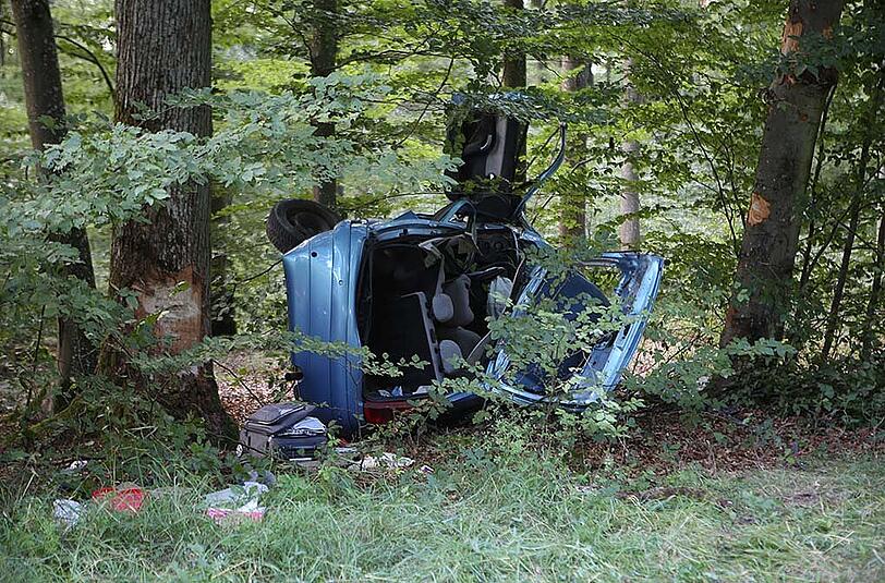 Nach einem schweren Verkehrsunfall im unterfränkischen Unterschleichach ist eine 19-jährige Frau gestorben. Die Bilder vom Unfallort.