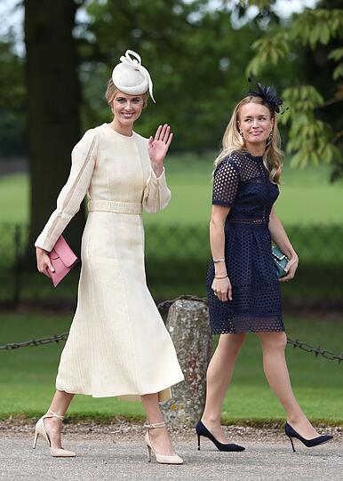Die Sängerin Donna Air (links) winkt bei ihrer Ankunft.