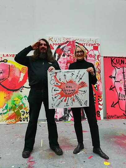 Jonathan Meese und seine Mutter Brigitte Meese.