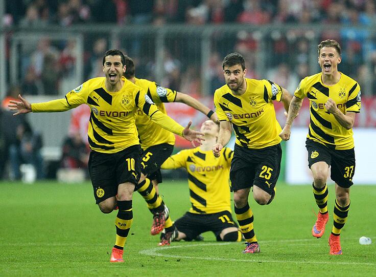 28. April 2015, DFB-Pokal: Die Dortmunder jubeln nach dem gewonnenen Elfmeterschießen.