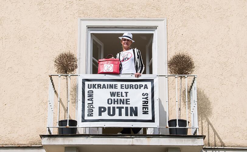 Irina Revina Hofmann: Seit Jahren macht die Russin in Bogenhausen Stimmung gegen Wladimir Putin - und das unübersehbar und in Sichtweite des russischen Konsulats.