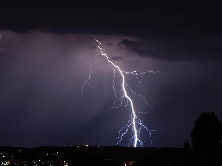 Blitze sind während eines Gewitters am Himmel zu sehen. Foto: Robert Michael/dpa-Zentralbild/dpa/Symbolbild