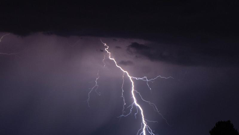 Blitze sind während eines Gewitters am Himmel zu sehen. Foto: Robert Michael/dpa-Zentralbild/dpa/Symbolbild Blitze sind während eines Gewitters am Himmel zu sehen. Foto: Robert Michael/dpa-Zentralbild/dpa/Symbolbild
