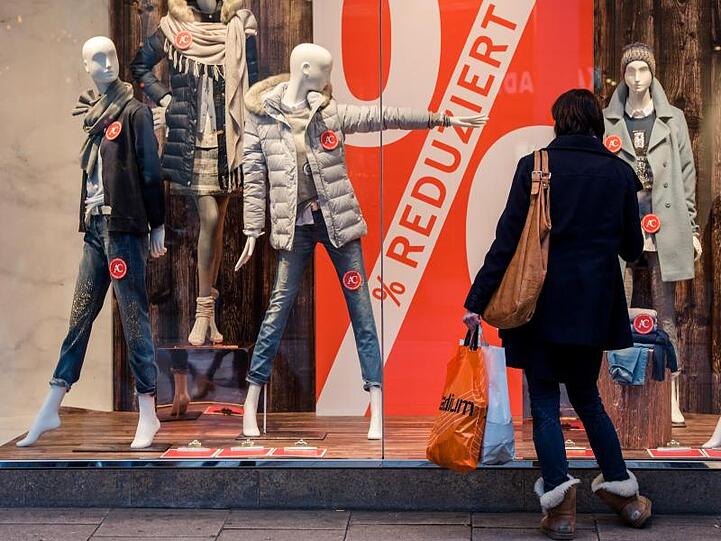 Festgelegte Zeiträume, in denen Saisonschlussverkäufe ausschließlich möglich sind, gibt es nicht mehr. Als Werbeaktion werden Sommer- und Winter-Schlussverkauf aber weiterhin genutzt.