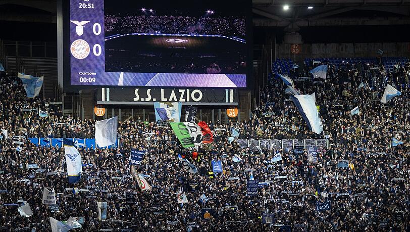 Die Fans von Lazio Rom feuern ihre Mannschaft an.