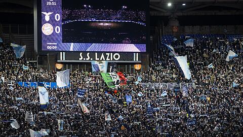 Die Fans von Lazio Rom feuern ihre Mannschaft an.