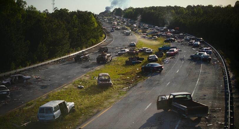 Highways menschenleer, verwüstet mit Auto-Wracks. Und auch hier lauert an jeder Ecke der Tod.