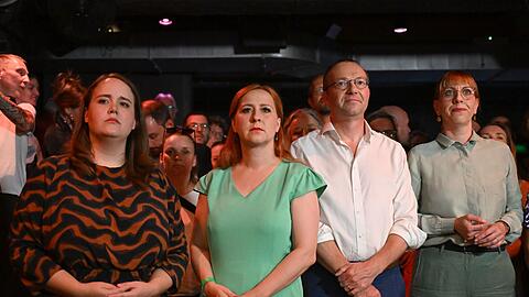 Betroffene Gesichter bei den Grünen: In Thüringen bleibt die Partei unter der 5-Prozent-Hürde, in Sachsen ist sie laut Hochrechnung nur knapp drüber.