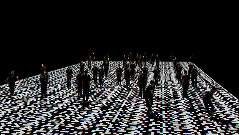 Die Video-Installation "Collective Action" von Richard Siegal im Kunstbau des Lenbachhauses.