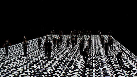 Die Video-Installation „Collective Action“ von Richard Siegal im Kunstbau des Lenbachhauses.