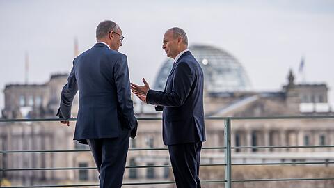 Der irische Regierungschef Miche&aacute;l Martin (r) wird w&auml;hrend der Ratspr&auml;sidentschaft zu einem Sondergipfel einladen. Hier ist er mit Kanzler Merz in Berlin zu sehen. (Archivbild)