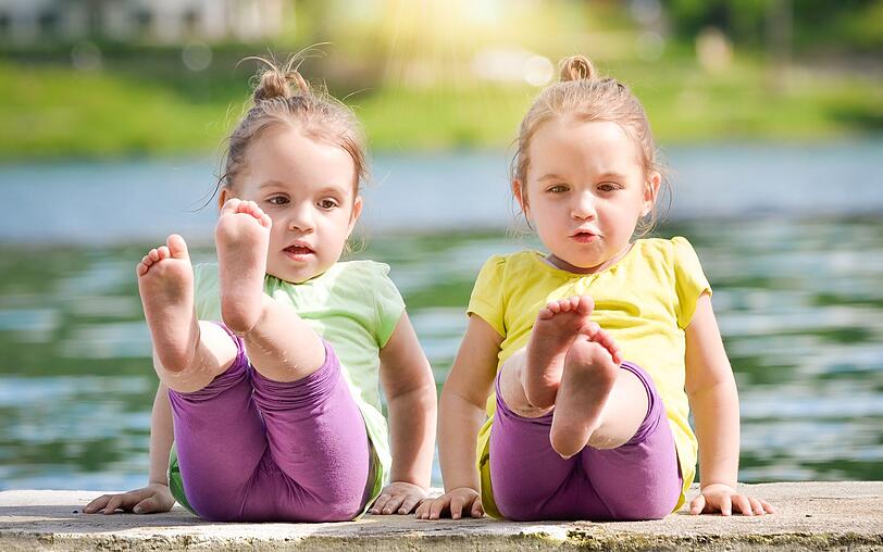 Nat&uuml;rlich profitieren Kinder nicht nur geistig, sondern auch k&ouml;rperlich von den Yoga&uuml;bungen. Ihre Muskulatur wird gedehnt und gest&auml;rkt, die Kinder werden flexibler und kr&auml;ftiger. Auch haben zahlreiche Studien eine positive Wirkung bei der Therapie von Kindern mit ADHS bescheinigt. Die Konzentration der Kinder wird durch Yoga gef&ouml;rdert und sie k&ouml;nnen lernen, zur Ruhe zu kommen.