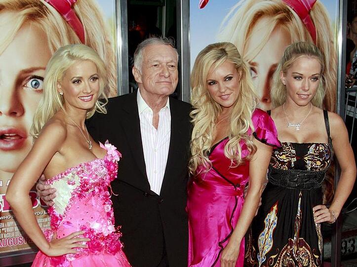 Hugh Hefner mit drei seiner Freundinnen