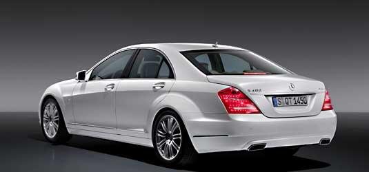Nur ein kleines Typenschild am Heck weist die Mercedes S-Klasse als Hybrid-Modell aus.