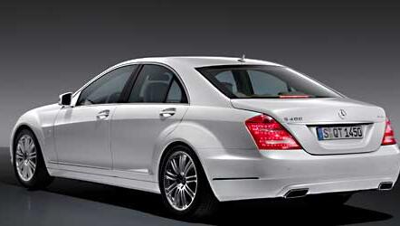 Nur ein kleines Typenschild am Heck weist die Mercedes S-Klasse als Hybrid-Modell aus.