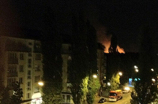Nach der Sprengung: brennende Dachstühle in Schwabing.