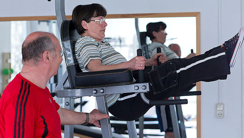 Rüstigen Rentnern geht es um Fitness – und die Gemeinsamkeit in der Gruppe im Fitness-Studio. Rüstigen Rentnern geht es um Fitness – und die Gemeinsamkeit in der Gruppe im Fitness-Studio.