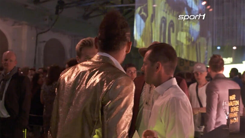 Kurios-dubioser Auftritt beim offiziellen BVB-Bankett nach der Niederlage im Pokalfinale: Pierre-Emerick Aubameyang. Kurios-dubioser Auftritt beim offiziellen BVB-Bankett nach der Niederlage im Pokalfinale: Pierre-Emerick Aubameyang.