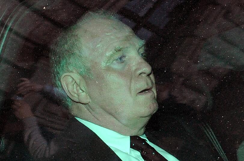 13. März 2014: Uli Hoeneß wird "wegen sieben tatmehrheitlicher Fälle der Steuerhinterziehung" zu einer Haftstrafe von drei Jahren und sechs Monaten verurteilt.