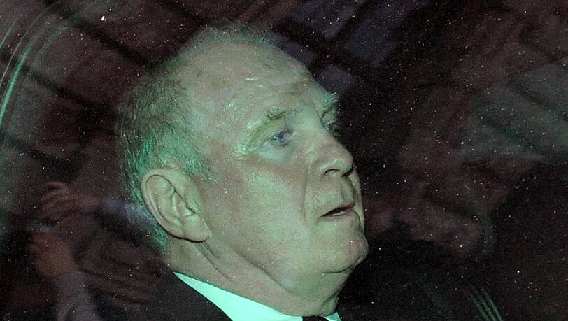 13. März 2014: Uli Hoeneß wird "wegen sieben tatmehrheitlicher Fälle der Steuerhinterziehung" zu einer Haftstrafe von drei Jahren und sechs Monaten verurteilt. 13. März 2014: Uli Hoeneß wird "wegen sieben tatmehrheitlicher Fälle der Steuerhinterziehung" zu einer Haftstrafe von drei Jahren und sechs Monaten verurteilt.