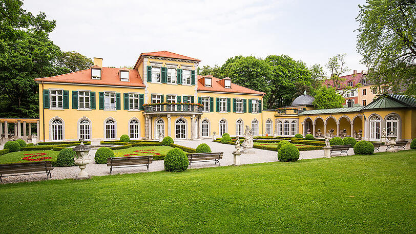 Nur durch eine Gartenmauer von der Schwabinger Flaniermeile Occam- und Feilitzschstraße getrennt steht ein Schloss mit dem Namen Suresnes. Von 1715 bis 1718 ließ sich das ein Kabinettssekretär von Johann Baptist Gunetzrhainer erbauen. Vorbild war das Chateau des Suresnes bei Paris. Seit 1967 dient das Münchner Schloss der Katholischen Akademie als Tagungs- und Gästehaus. In den letzten Jahren wurde das barocke Gebäude aufwendig renoviert. Die Führungen &ndash; Sonntag um 11, 14.30 und 16 Uhr &ndash; schließen den ursprünglich aus dem 13. Jahrhundert stammenden &bdquo;Viereckhof&ldquo; mit ein. Das charakteristische Einfirsthof-Bauernhaus erhielt sein derzeitiges Erscheinungsbild 1787. Zugang: Mandlstraße 23, Anmeldung: 089 38 10 20.