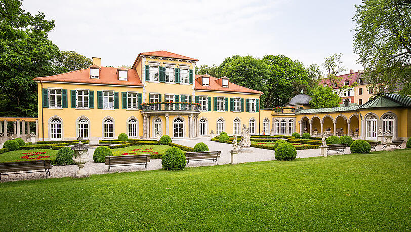 Nur durch eine Gartenmauer von der Schwabinger Flaniermeile Occam- und Feilitzschstraße getrennt steht ein Schloss mit dem Namen Suresnes. Von 1715 bis 1718 ließ sich das ein Kabinettssekretär von Johann Baptist Gunetzrhainer erbauen. Vorbild war das Chateau des Suresnes bei Paris. Seit 1967 dient das Münchner Schloss der Katholischen Akademie als Tagungs- und Gästehaus. In den letzten Jahren wurde das barocke Gebäude aufwendig renoviert. Die Führungen – Sonntag um 11, 14.30 und 16 Uhr – schließen den ursprünglich aus dem 13. Jahrhundert stammenden „Viereckhof“ mit ein. Das charakteristische Einfirsthof-Bauernhaus erhielt sein derzeitiges Erscheinungsbild 1787. Zugang: Mandlstraße 23, Anmeldung: 089 38 10 20. Nur durch eine Gartenmauer von der Schwabinger Flaniermeile Occam- und Feilitzschstraße getrennt steht ein Schloss mit dem Namen Suresnes. Von 1715 bis 1718 ließ sich das ein Kabinettssekretär von Johann Baptist Gunetzrhainer erbauen. Vorbild war das Chateau des Suresnes bei Paris. Seit 1967 dient das Münchner Schloss der Katholischen Akademie als Tagungs- und Gästehaus. In den letzten Jahren wurde das barocke Gebäude aufwendig renoviert. Die Führungen – Sonntag um 11, 14.30 und 16 Uhr – schließen den ursprünglich aus dem 13. Jahrhundert stammenden „Viereckhof“ mit ein. Das charakteristische Einfirsthof-Bauernhaus erhielt sein derzeitiges Erscheinungsbild 1787. Zugang: Mandlstraße 23, Anmeldung: 089 38 10 20.
