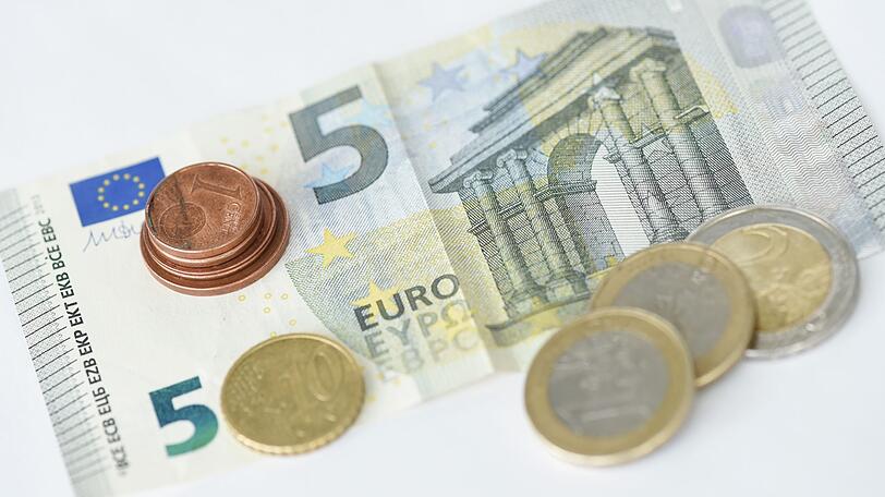 Es liegen 9,19 Euro auf einem Tisch. Laut dem Beschluss der zuständigen Kommission aus Vertretern von Arbeitgebern, Gewerkschaften und Wissenschaft soll der Mindestlohn zum 1. Januar 2019 von derzeit 8,84 Euro auf 9,19 Euro steigen.