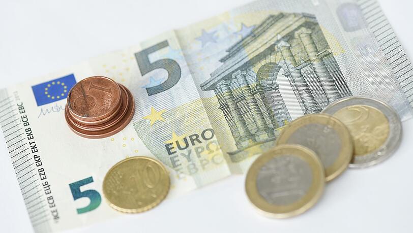 Es liegen 9,19 Euro auf einem Tisch. Laut dem Beschluss der zuständigen Kommission aus Vertretern von Arbeitgebern, Gewerkschaften und Wissenschaft soll der Mindestlohn zum 1. Januar 2019 von derzeit 8,84 Euro auf 9,19 Euro steigen. Es liegen 9,19 Euro auf einem Tisch. Laut dem Beschluss der zuständigen Kommission aus Vertretern von Arbeitgebern, Gewerkschaften und Wissenschaft soll der Mindestlohn zum 1. Januar 2019 von derzeit 8,84 Euro auf 9,19 Euro steigen.
