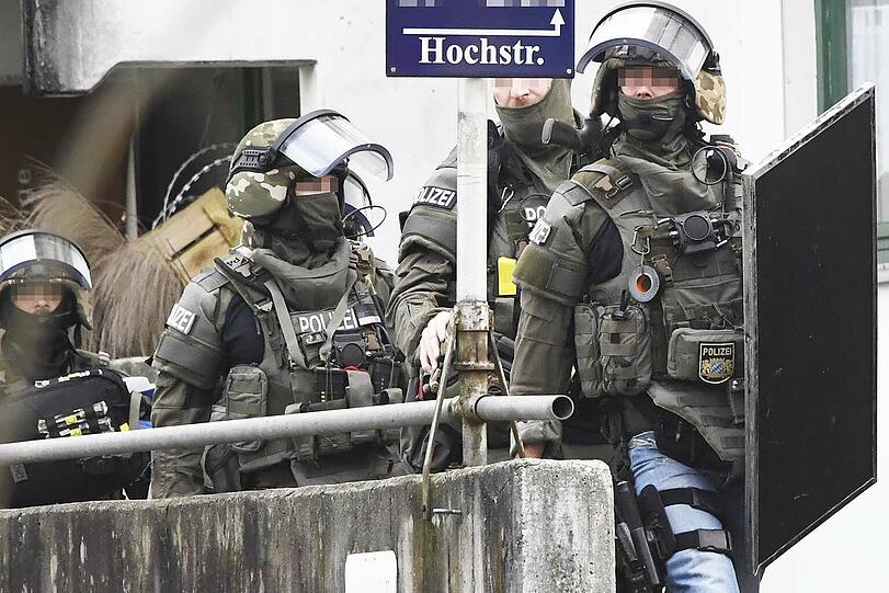 Der Mann ist nach wie vor flüchtig: Bilder vom SEK-Einsatz