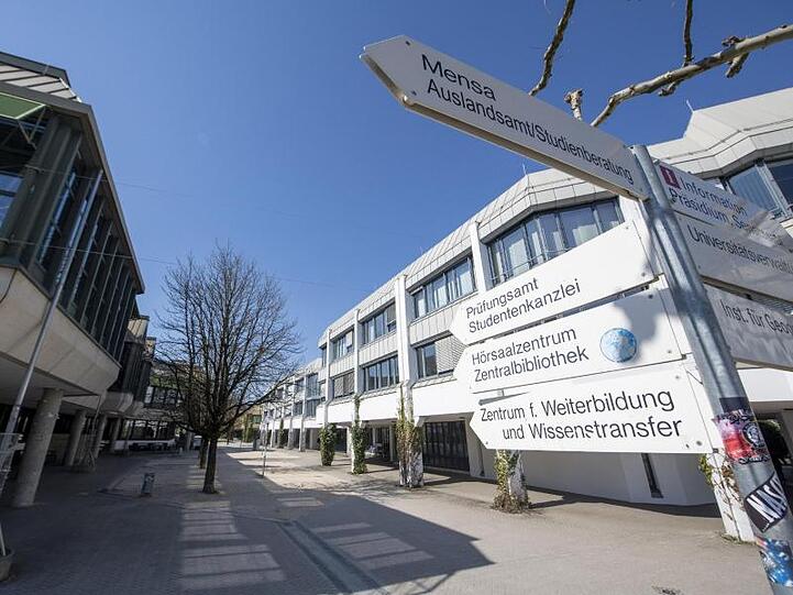 Blick auf den leeren Campus der Universität Augsburg. Foto: Stefan Puchner/dpa/Archivbild