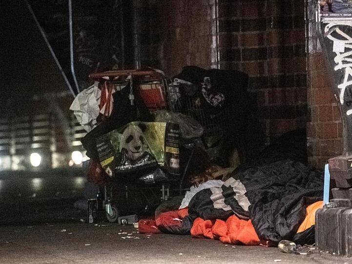 Auf der Oberbaumbrücke in Berlin hat ein Obdachloser sein Nachtlager errichtet.