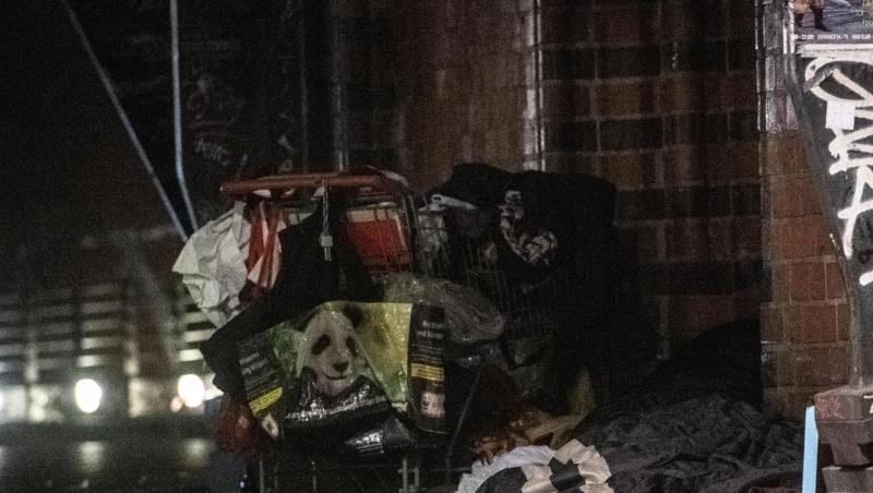 Auf der Oberbaumbrücke in Berlin hat ein Obdachloser sein Nachtlager errichtet. Auf der Oberbaumbrücke in Berlin hat ein Obdachloser sein Nachtlager errichtet.