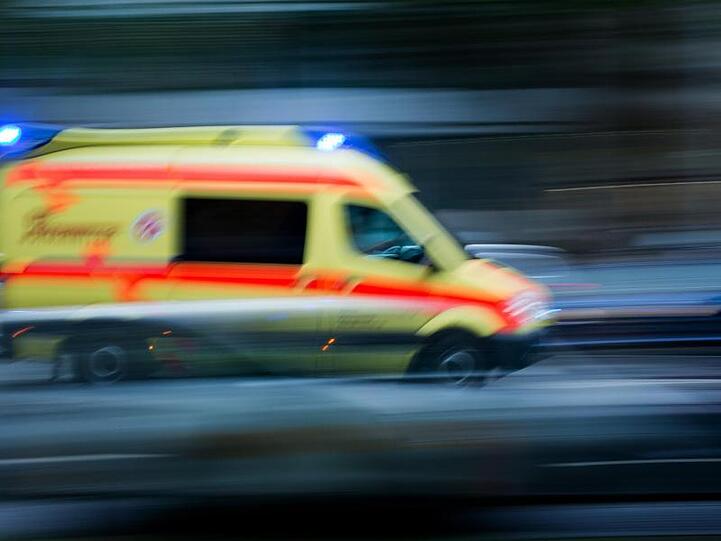 Ein Krankenwagen im Einsatz. In Gütersloh ist ein zweijähriges Mädchen in einer Kindertagesstätte beim Essen erstickt.