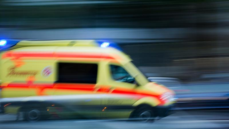 Ein Krankenwagen im Einsatz. In Gütersloh ist ein zweijähriges Mädchen in einer Kindertagesstätte beim Essen erstickt. Ein Krankenwagen im Einsatz. In Gütersloh ist ein zweijähriges Mädchen in einer Kindertagesstätte beim Essen erstickt.