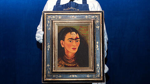 Ein Selbstporträt der mexikanischen Künstlerin Frida Kahlo (1907-1954) könnte bei einer Auktion in New York mehr als 30 Millionen Dollar (etwa 25 Millionen Euro) einbringen.