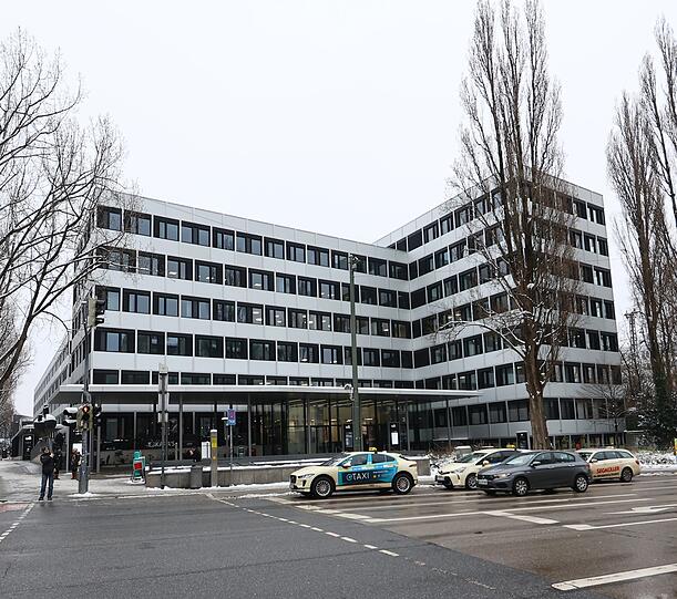 Lange Schlangen gibt es vor dem KVR an der Lindwurmstraße keine mehr. Doch das heißt nicht, dass Menschen nicht mehr warten müssen.