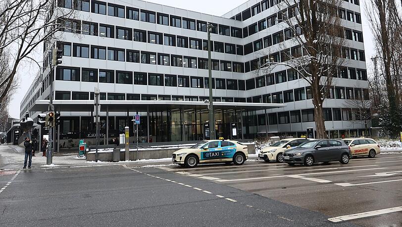 Lange Schlangen gibt es vor dem KVR an der Lindwurmstraße keine mehr. Doch das heißt nicht, dass Menschen nicht mehr warten müssen. Lange Schlangen gibt es vor dem KVR an der Lindwurmstraße keine mehr. Doch das heißt nicht, dass Menschen nicht mehr warten müssen.