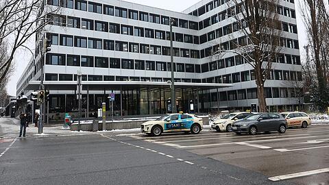 Lange Schlangen gibt es vor dem KVR an der Lindwurmstraße keine mehr. Doch das heißt nicht, dass Menschen nicht mehr warten müssen.